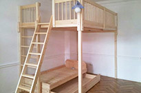 Bild 019: Hochbett mit Standardtreppe und Unterbett mit Bettkasten