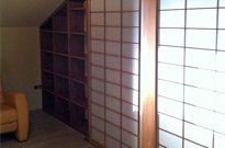 Bild 074: Dach-Einbauregal, Kiefer massiv, gebeizt, klarlackiert, Shoji (Holz: Hemlock geölt, PVC-laminiertes, transluzentes Japan-Papier)