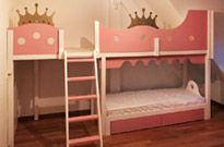 Bild 254: Schlaf-/Spieletage, weiß & rosa lackiert mit goldenen Kronen
