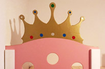 Bild 255: Schlaf-/Spieletage, weiß & rosa lackiert mit goldenen Kronen