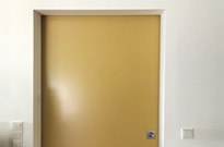 Bild 187: Schiebetür, H 220cm x B 110cm x T 6cm, Sandgelb lackiert, Maßeinbau mit Blende von Wand zu Wand