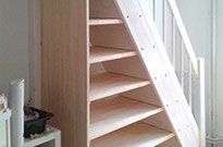 Bild 155: Treppenregal mit großer Treppe mit Handlauf