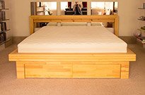 Bild 130: Bett mit Bettkasten, Maße: 200 x 160 x 40 cm, Kiefer massiv, geölt, 2 Schubkästen, Rückenlehne (Variation in Form, Material und Farbe möglich)