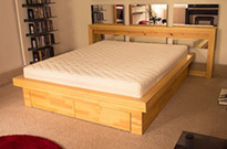 Bild 129: Bett mit Bettkasten, Maße: 200 x 160 x 40 cm, Kiefer massiv, geölt, 2 Schubkästen, Rückenlehne (Variation in Form, Material und Farbe möglich)
