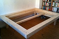 Bild 057: Bettgestell, massiver Holzrahmen