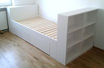 Bild 127: Bett-Regal-Kombination, weiß lackiert, Maße: 200 x 100 x 40 cm, Preis: ab 1.800 €