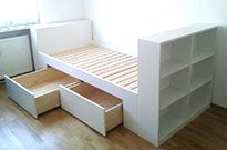 Bild 128: Bett-Regal-Kombination, weiß lackiert, Maße: 200 x 100 x 40 cm, Preis: ab 1.800 €