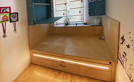 Bild 349-2: Podest-Ebene mit Hänge-Schränken