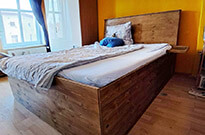 Bild 685: Podestbett in Kiefer dunkel gebeizt