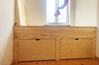 Bild 683: Podestbett mit Rückenlehne und Bettkästen