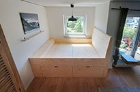 Bild 562: Großes Podestbett mit geräumigen Bettkästen