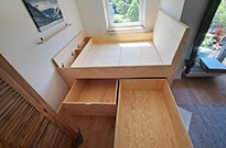 Bild 563: Großes Podestbett mit geräumigen Bettkästen