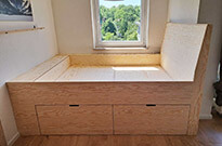 Bild 564: Großes Podestbett mit geräumigen Bettkästen