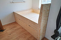 Bild 565: Großes Podestbett mit geräumigen Bettkästen