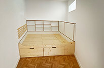 Bild 639: Podestbett mit Regalen und Schränken