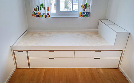 Bild 588: Podestbett von Wand zu Wand, Multiplex weiß beschichtet