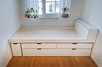 Bild 588: Podestbett von Wand zu Wand, Multiplex weiß beschichtet