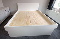 Bild 688: Großes freistehendes Podestbett, weiß lackiert