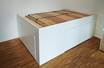 Bild 873a: Freistehendes Podestbett weiß mit Stauraum