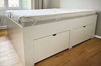 Bild 857a: Freistehendes Podestbett mit ausziehbaren Bettkästen