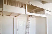 Bild 160: Doppelhochbett / Hochetage, Spezialkonstruktion mit massivem tragenden Balken (dadurch kein störender Stützbalken im Raum), weiß lackiert
