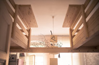 Bild 244: Doppelhochbett, Standardtreppe mit Antirutsch-Tape, Kiefer natur, Kontruktion mit großem Trägerbalken von Wand zu Wand (somit keine störenden Standbalken im Raum), Regalablagen am Geländer