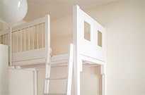 Bild 178: Hochbett mit individuellem Geländer und Bett mit Schubkästen, weiß lackiert