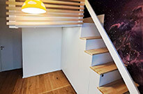 Bild 808: Hochbett mit Deckenabhängung und Treppenschrank