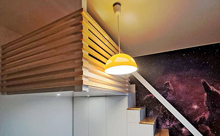 Bild 808b: Hochbett mit Deckenabhängung und Treppenschrank