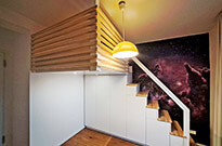Bild 808d: Hochbett mit Deckenabhängung und Treppenschrank