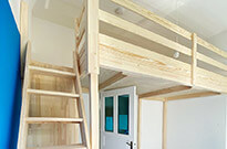 Bild 869a: Hochbett / Hochetage mit Treppenregal, alles in Holzoptik Kiefer astfrei