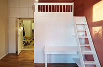 Bild 848a: Hochbett mit begehbarem Kleiderschrank und Schreibtisch