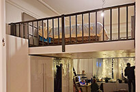 Bild 780: Hochbett in Raummitte mit Stahlgeländer