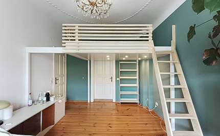 Bild 810: Modernes Hochbett mit Trägerbalken-Konstruktion