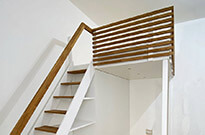 Bild 492: Hochbett mit Treppenregal und Schrank