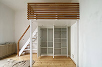 Bild 494: Hochbett mit Treppenregal und Schrank