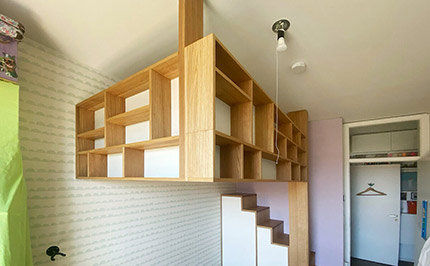 Bild 522: Hochbett mit Treppenschrank und Regalgeländer