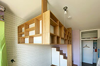 Bild 522: Hochbett mit Treppenschrank und Regalgeländer