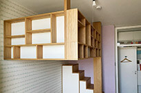 Bild 523: Hochbett mit Treppenschrank und Regalgeländer