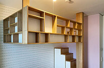 Bild 524: Hochbett mit Treppenschrank und Regalgeländer