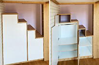 Bild 526: Hochbett mit Treppenschrank und Regalgeländer