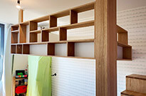 Bild 527: Hochbett mit Treppenschrank und Regalgeländer