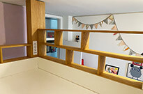 Bild 529: Hochbett mit Treppenschrank und Regalgeländer
