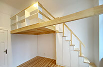 Bild 830: Hochbett mit Treppenschrank und Regalgeländer