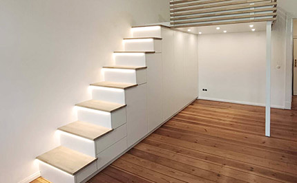 Bild 837a: Hochbett mit Treppenschrankwand und LED-Beleuchtung