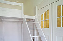 Bild 740: Hochbett / Hochetage mit großer Treppe