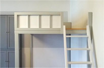 Bild 203: Hochbett, grau-weiß lackiert, 225cm x 145cm, individuelle Umrandung: 36cm hoch, Standard-Treppe (B 46cm, 10cm Auftritt)