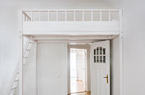 Bild 329: Hochbett mit Standardtreppe, Balken überblattet (Platzgewinn), Geländer mit Rundstäben, weiß lackiert