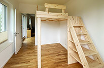 Bild 502: Hochbett mit großer Treppe mit verlängerten Stufen