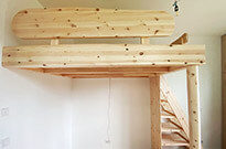 Bild 503: Hochbett mit großer Treppe mit verlängerten Stufen